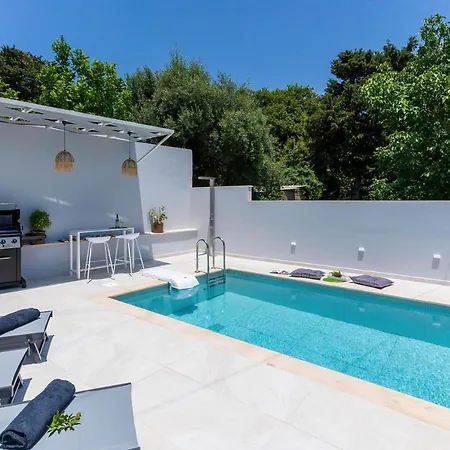 Villa Venetia With Jacuzzi Lambiní