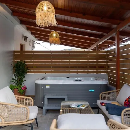 Villa Venetia With Jacuzzi Lambiní