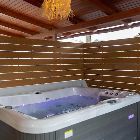 Villa Venetia With Jacuzzi Lambiní