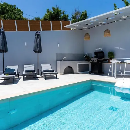 Venetia With Jacuzzi *