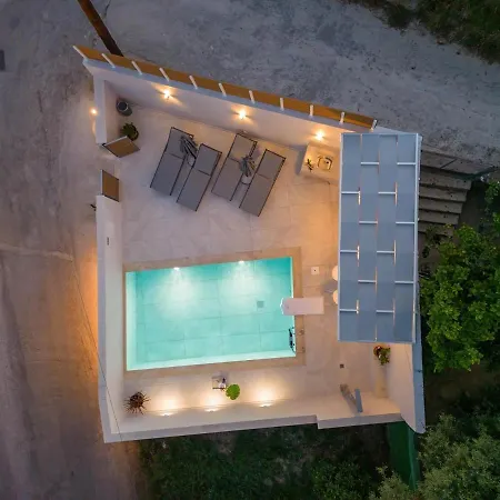 Venetia With Jacuzzi *