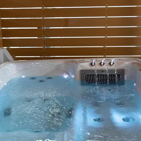 Venetia With Jacuzzi