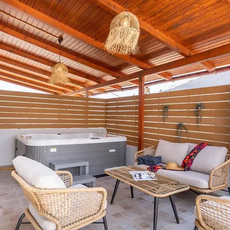 Villa Venetia With Jacuzzi Lambiní